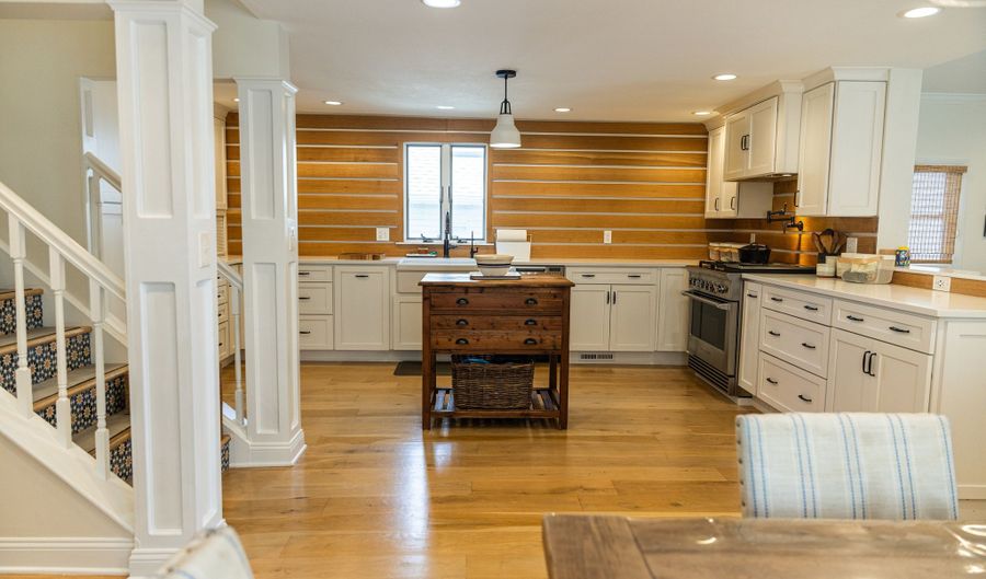 18 Waverly Rd, Branford, CT 06405 - 3 Beds, 3 Bath