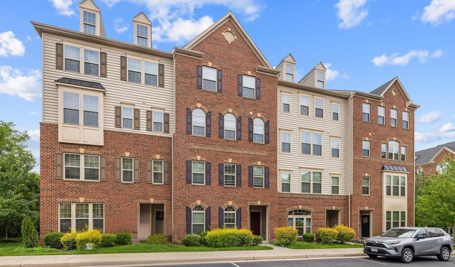 42230 PIEBALD Sq, Aldie, VA 20105 - 3 Beds, 3 Bath