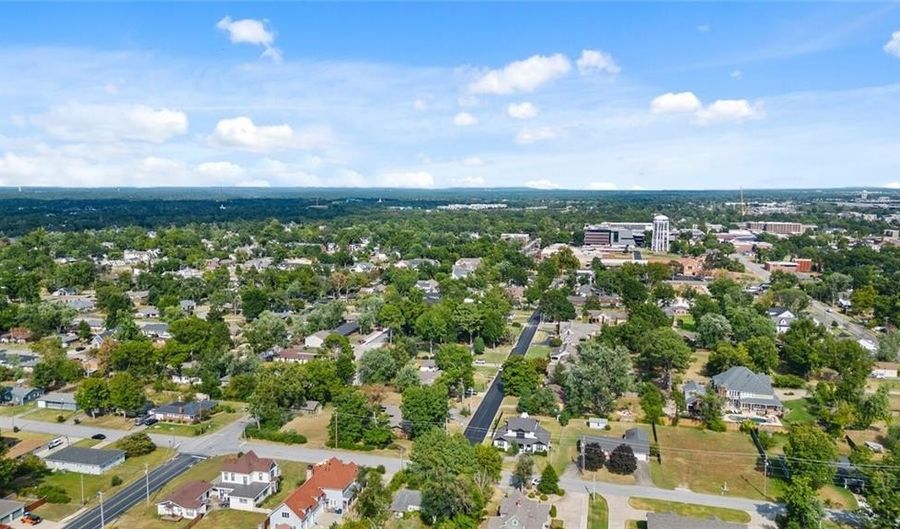 210 NW G St, Bentonville, AR 72712 - 2 Beds, 3 Bath