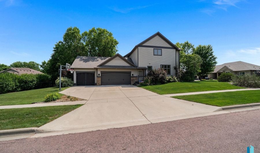 1600 S Parkview Blvd, Brandon, SD 57005 - 4 Beds, 4 Bath