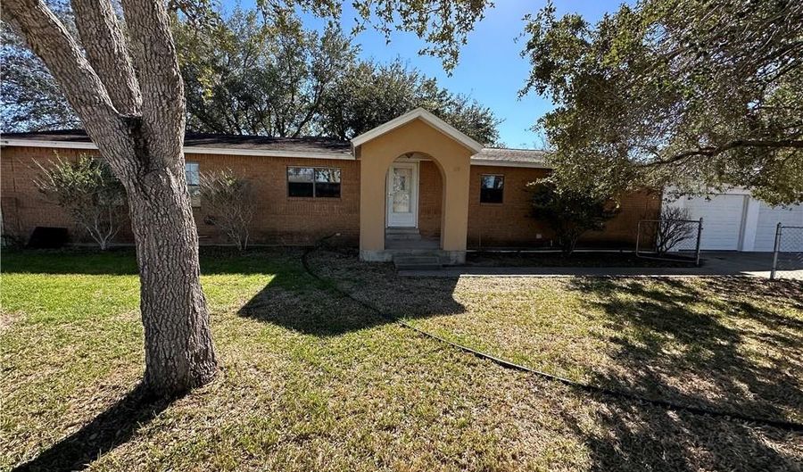 150 Private Quiroga St, Beeville, TX 78102 - 4 Beds, 2 Bath