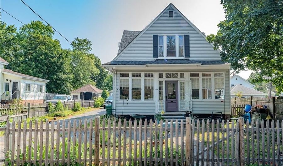 48 Central St, Warwick, RI 02886 - 3 Beds, 3 Bath