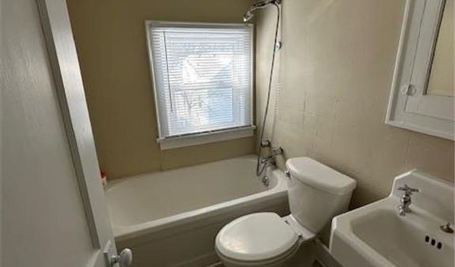 207 7th St SW, Austin, MN 55912 - 4 Beds, 2 Bath
