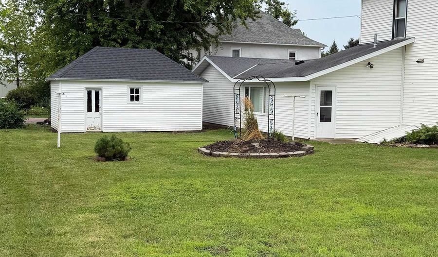 339 3rd St, Ashton, IA 51232 - 6 Beds, 2 Bath