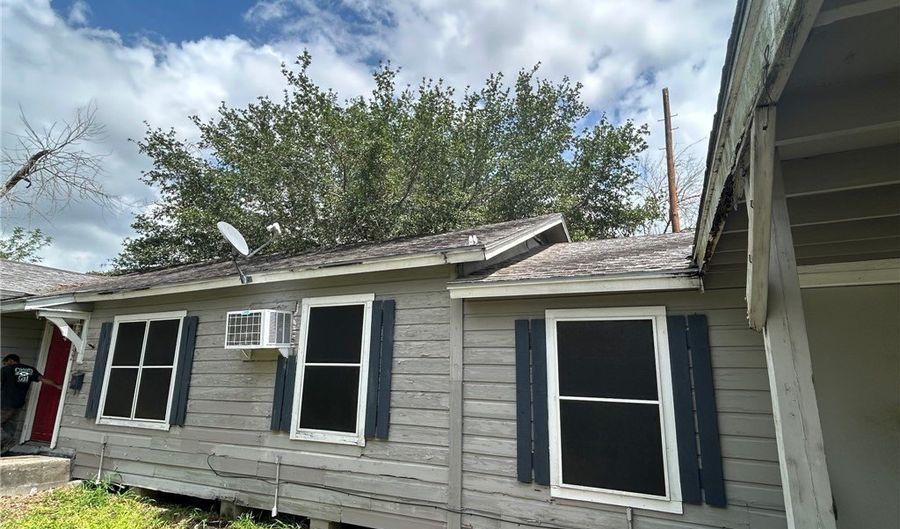 1152 E 4th St, Alice, TX 78332 - 3 Beds, 2 Bath