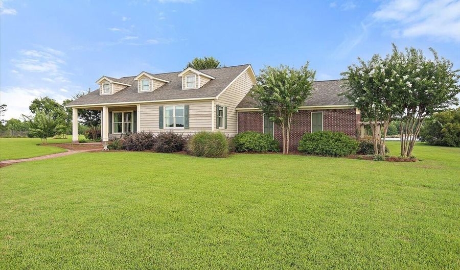 499 Breakwater Dr, Benton, MS 39039 - 5 Beds, 4 Bath