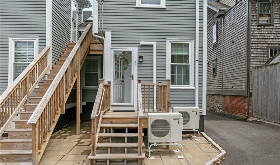 13 Sherman St 1, Newport, RI 02840 - 1 Beds, 1 Bath
