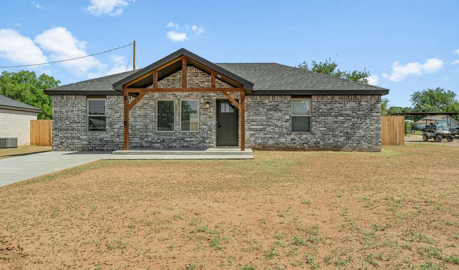 702 11th St, Abernathy, TX 79311 - 3 Beds, 2 Bath