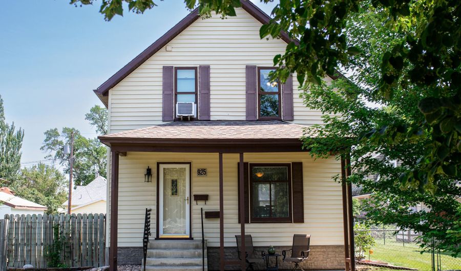 925 S 2nd St, Aberdeen, SD 57401 - 3 Beds, 2 Bath
