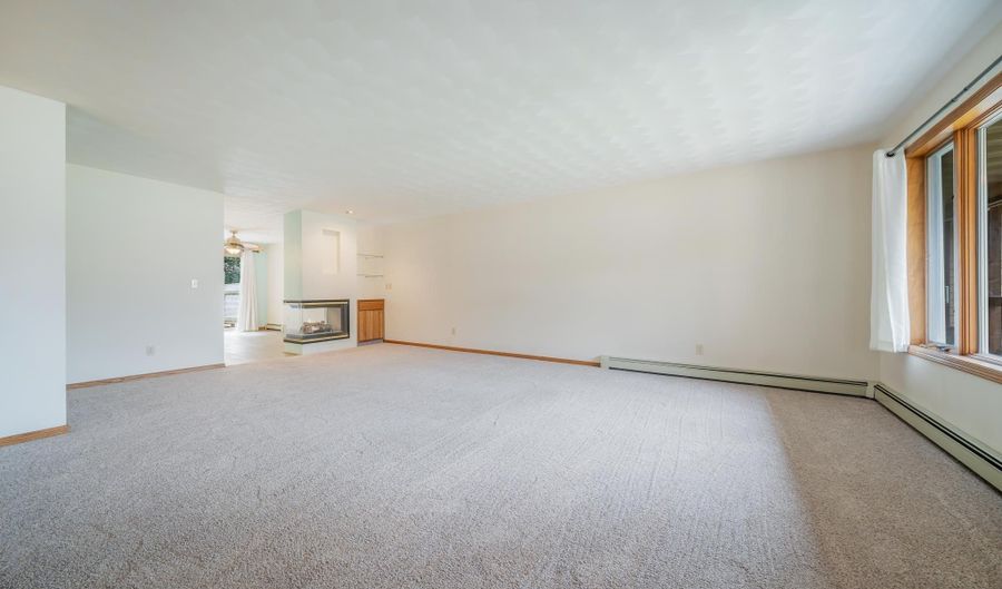 2232 N CLOUDVIEW Dr, Appleton, WI 54914 - 2 Beds, 2 Bath
