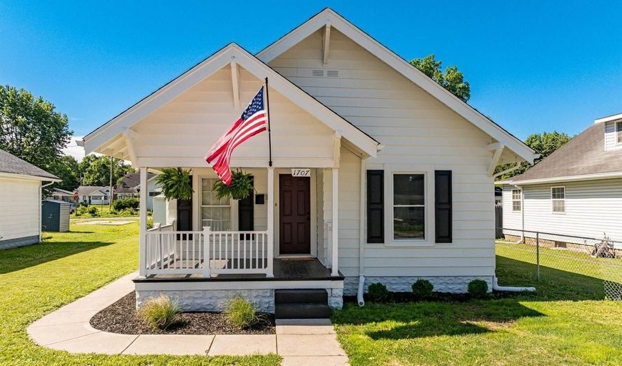 1707 W 8th St, Anderson, IN 46016 - 2 Beds, 1 Bath