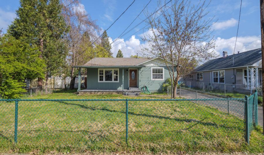 734 SW Rogue River Ave, Grants Pass, OR 97526 - 2 Beds, 1 Bath