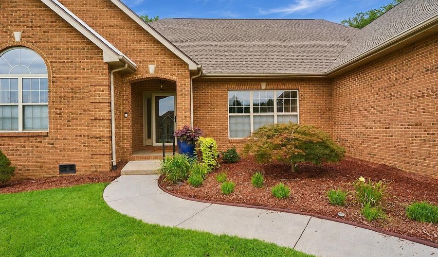 944 Southwick Dr, Alcoa, TN 37701 - 3 Beds, 2 Bath