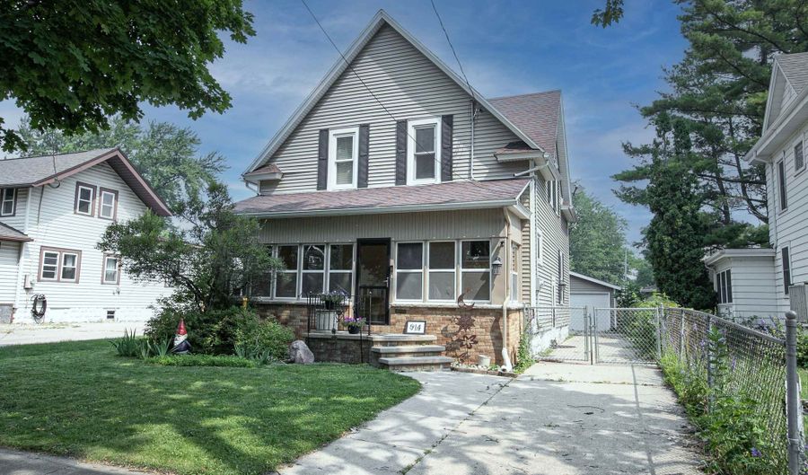 914 W 4TH St, Appleton, WI 54914 - 3 Beds, 2 Bath