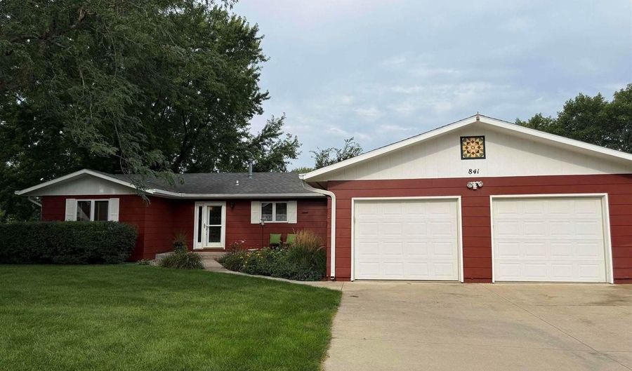 841 Country Club Dr, Akron, IA 51001 - 2 Beds, 3 Bath