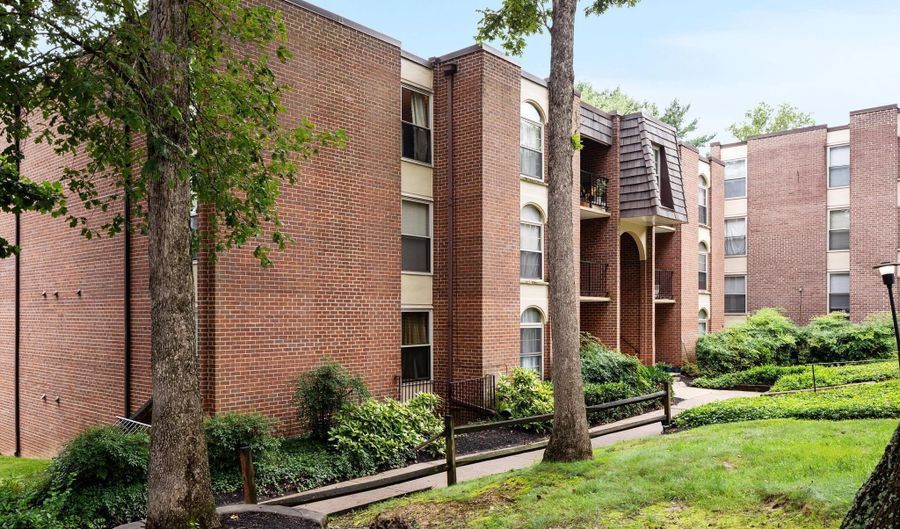 3334 WOODBURN VILLAGE Dr 33, Annandale, VA 22003 - 2 Beds, 2 Bath