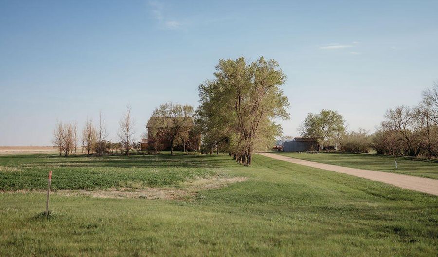 37865 135th St, Aberdeen, SD 57401 - 4 Beds, 3 Bath