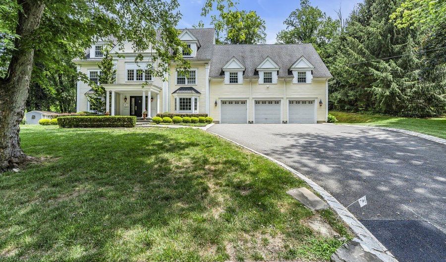 41 Marlpit Pl, Middletown, NJ 07748 - 6 Beds, 6 Bath