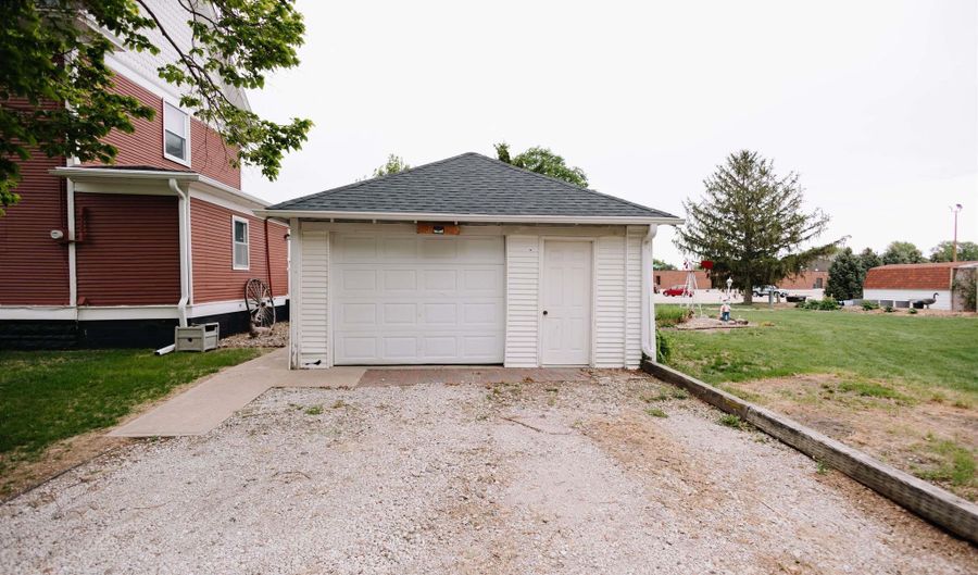 1002 A St, Aurora, NE 68818 - 4 Beds, 3 Bath