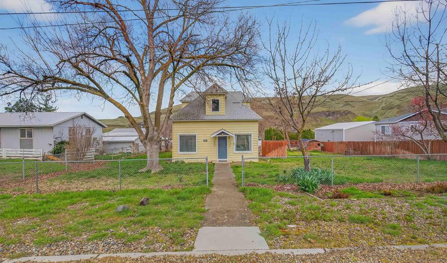 815 2nd St, Asotin, WA 99402 - 4 Beds, 2 Bath