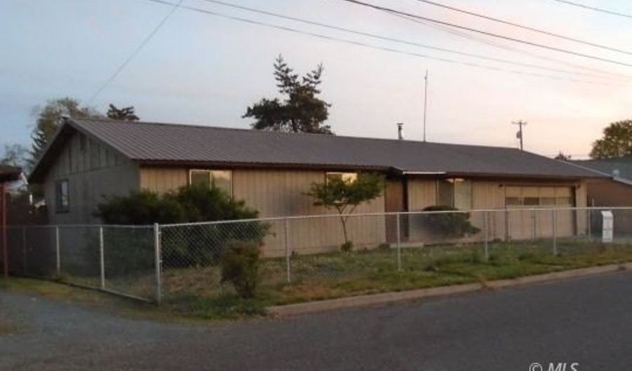 305 5th St, Alturas, CA 96101 - 3 Beds, 2 Bath