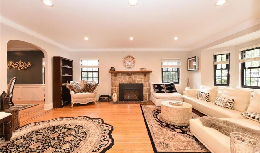 85-35 Edgerton Blvd, New York, NY 11432 - 3 Beds, 4 Bath