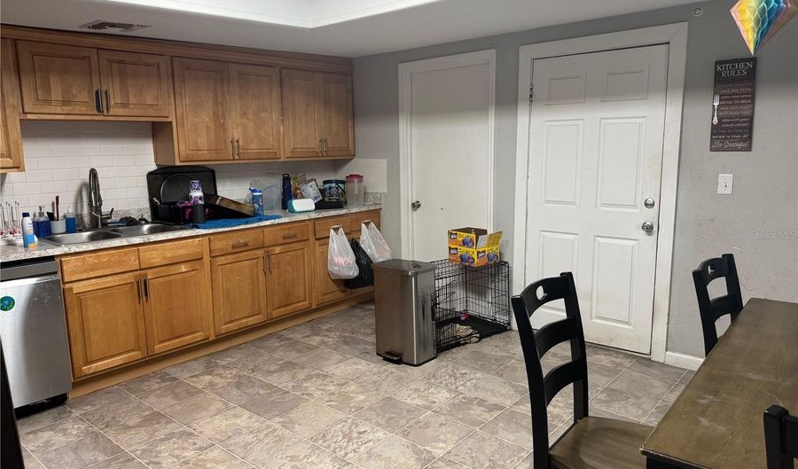 208 CENTER St, Auburndale, FL 33823 - 3 Beds, 2 Bath