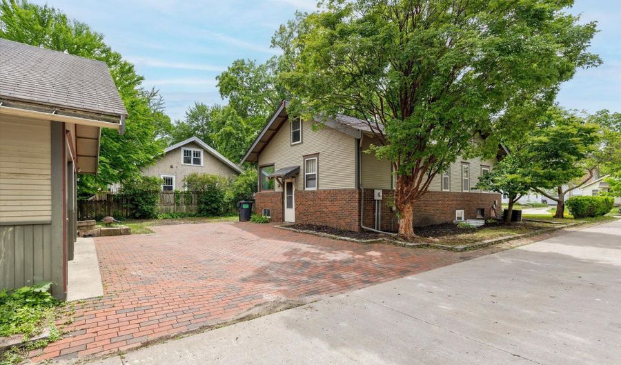 818 Northwestern Ave, Ames, IA 50010 - 3 Beds, 2 Bath