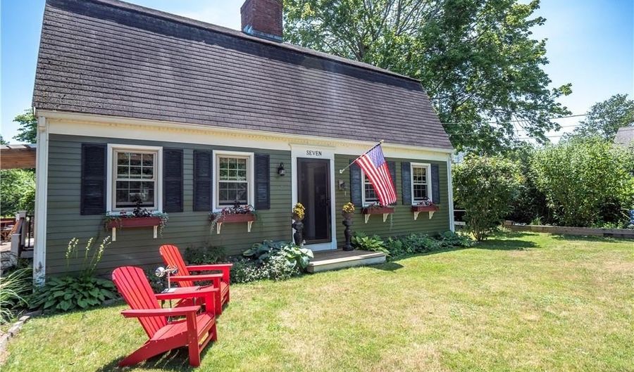7 Boulevard E, Middletown, RI 02842 - 3 Beds, 2 Bath