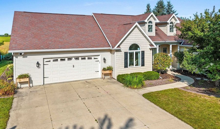 4715 N BROOKSHIRE Dr, Appleton, WI 54913 - 3 Beds, 3 Bath