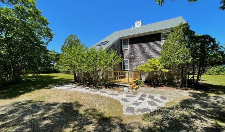 12 Lobsterville Rd, Aquinnah, MA 02535 - 3 Beds, 3 Bath