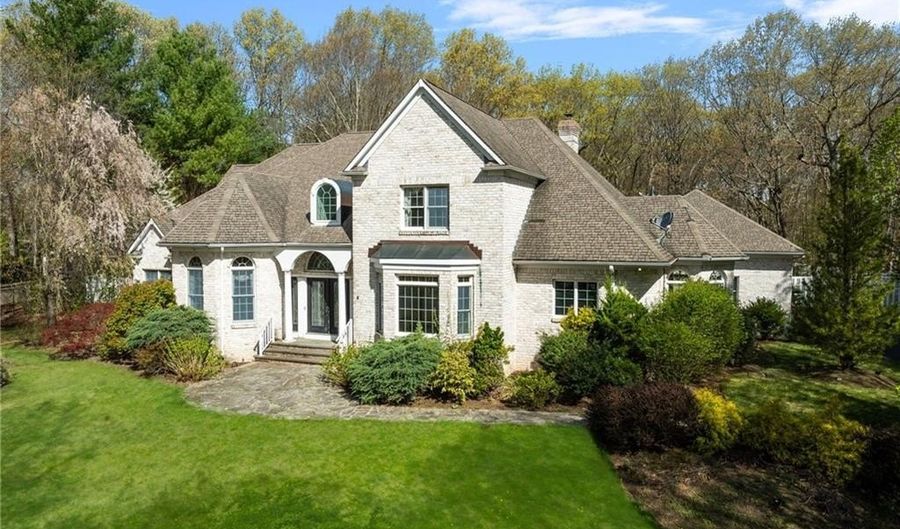 4 Christopher Dr, Lincoln, RI 02865 - 5 Beds, 4 Bath