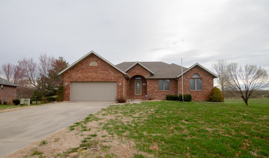 718 S Pheasant Run Dr, Aurora, MO 65605 - 4 Beds, 3 Bath