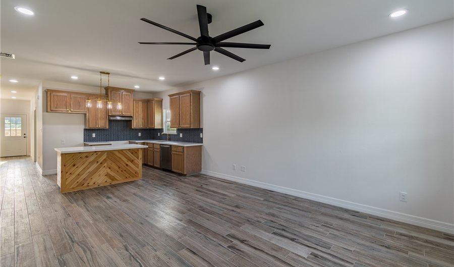 1055 N King St, Alice, TX 78332 - 3 Beds, 2 Bath
