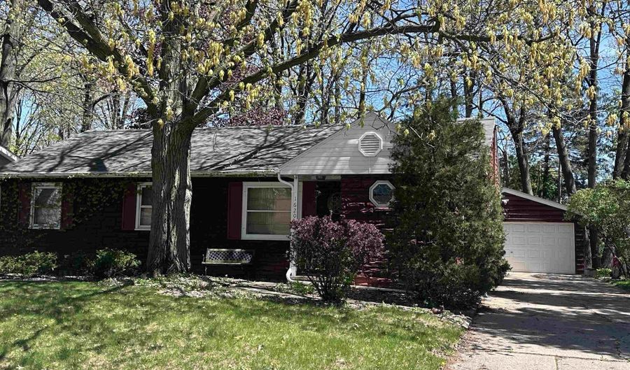 1620 N GRACELAND Ave, Appleton, WI 54911 - 3 Beds, 2 Bath