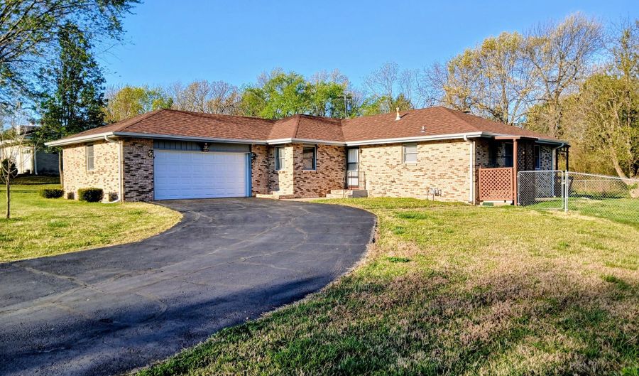 607 Terrace Dr, Aurora, MO 65605 - 3 Beds, 2 Bath