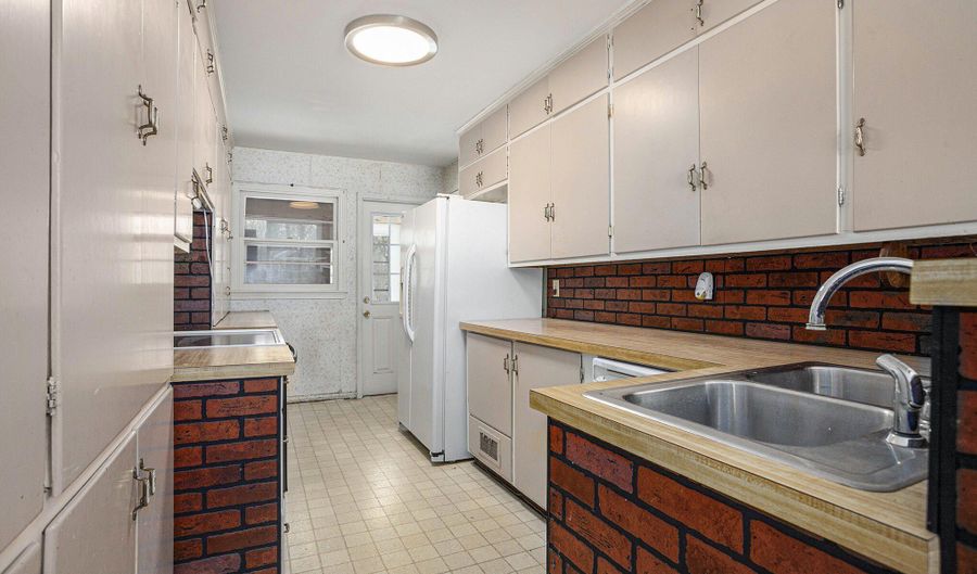 557 Ely St, Allegan, MI 49010 - 3 Beds, 1 Bath