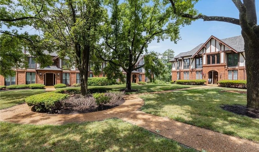927 Claytonbrook Dr 3, Ballwin, MO 63011 - 2 Beds, 2 Bath