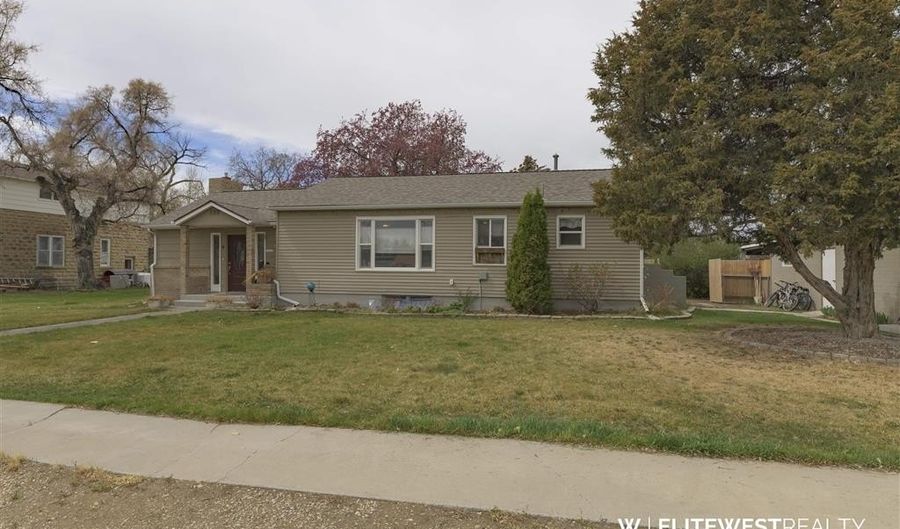 30 N Division St, Cowley, WY 82420 - 3 Beds, 2 Bath