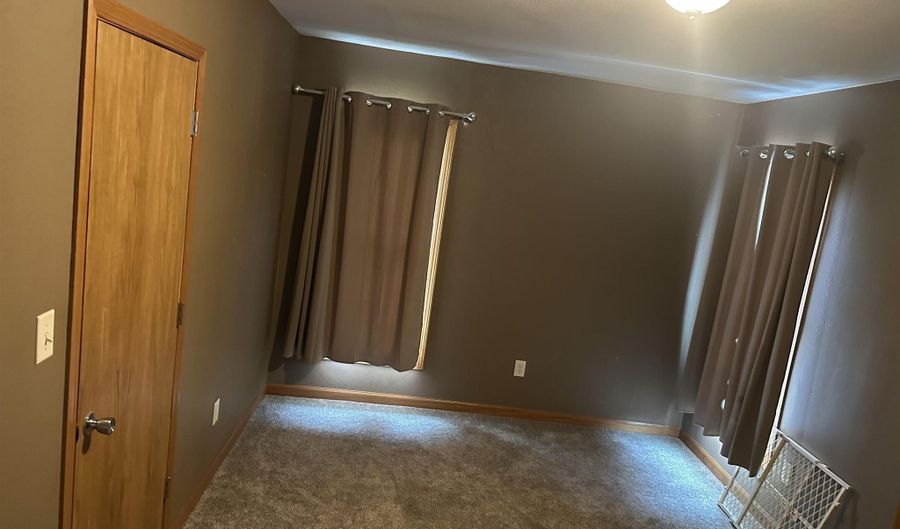 110 N College, Agency, IA 52530 - 4 Beds, 2 Bath