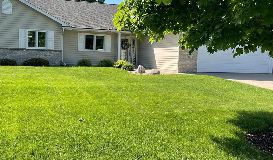 1205 26th St SW, Austin, MN 55912 - 3 Beds, 3 Bath
