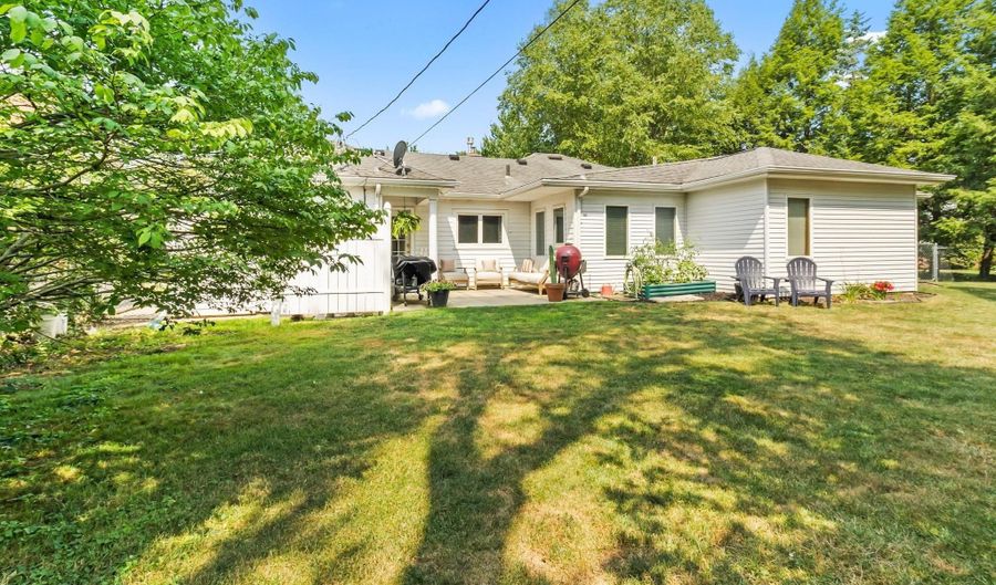 916 Midway Dr, Auburn, IN 46706 - 2 Beds, 2 Bath