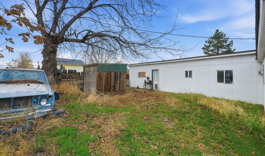 1107 11th St, Benton City, WA 99320 - 3 Beds, 2 Bath