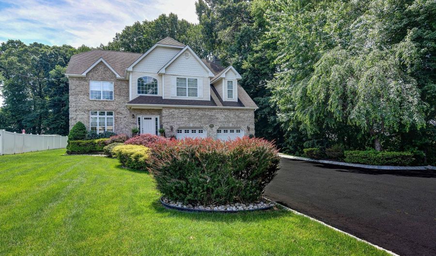 220 Lloyd Rd, Aberdeen, NJ 07747 - 4 Beds, 3 Bath