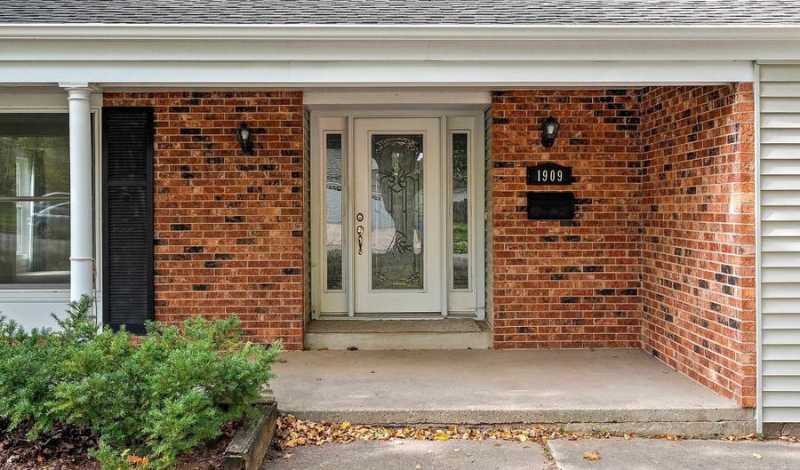 1909 N NICHOLAS St, Appleton, WI 54914 - 5 Beds, 3 Bath