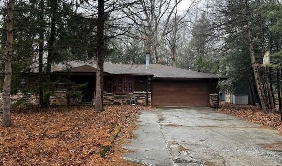 514 E Bellevue Ave, Beverly Shores, IN 46301 - 3 Beds, 2 Bath