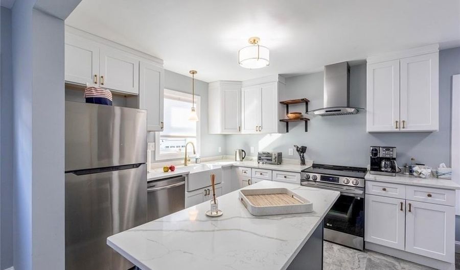18 Hall Ave, Newport, RI 02840 - 3 Beds, 3 Bath
