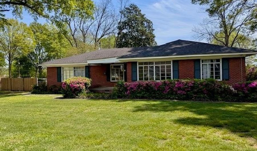 200 Kyle St, Batesville, MS 38606 - 3 Beds, 2 Bath