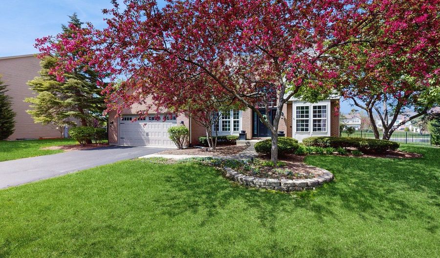 8 GEORGETOWN Ct, Algonquin, IL 60102 - 4 Beds, 4 Bath