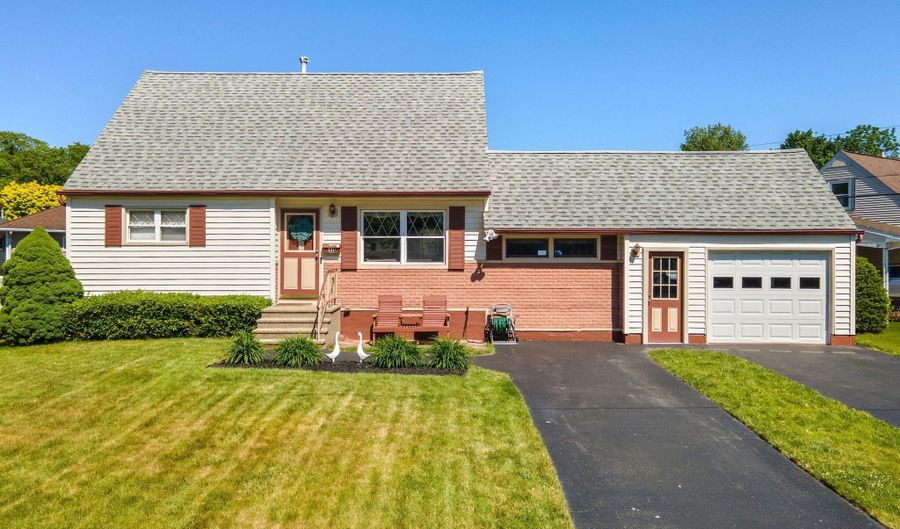 10 Tanglewood Rd, Albany, NY 12205 - 4 Beds, 2 Bath